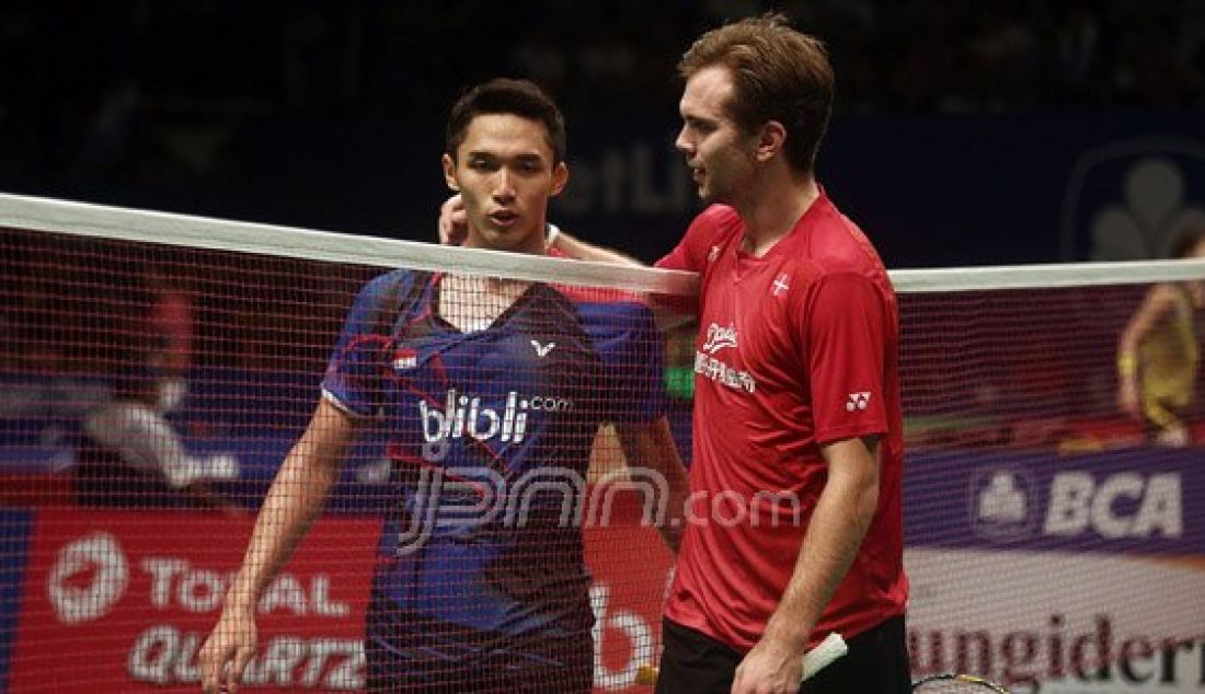 Tunggal putra Indonesia Jonatan Christie bertanding melawan tunggal putra Denmark Jan O Jorgensen pada Kejuaraan BCA Indonesia Open Super Series Premier 2016 di Istora Senayan Jakarta, Jumat (3/6). Pemain Indonesia kalah atas lawannya dengan skor 21-14, 19-21 dan 14-21. Foto : Ricardo/JPNN.com - JPNN.com