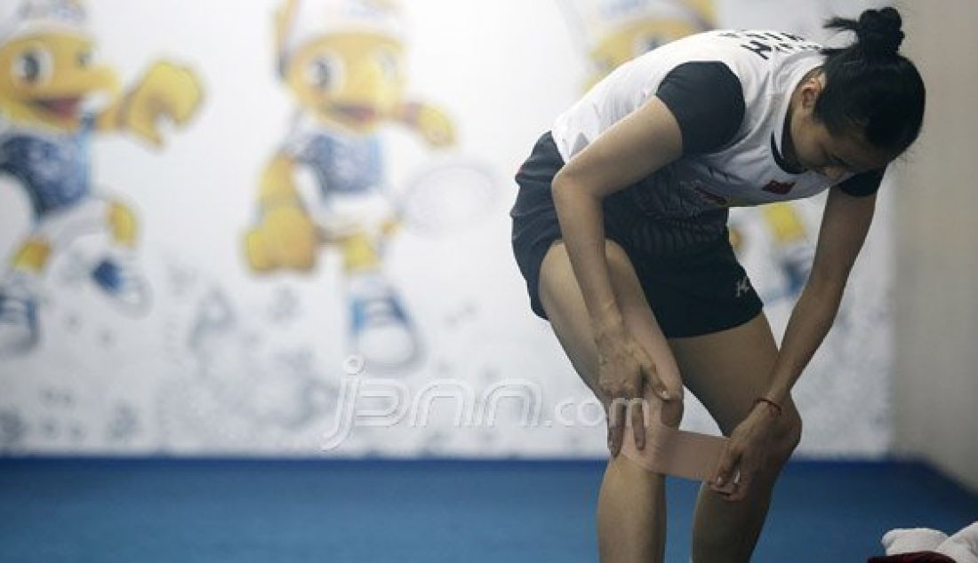 Tunggal putri Tiongkok Wang Yihan melakukan persiapan menjelang pertandingan Kejuaraan BCA Indonesia Open Super Series Premier 2016 di Istora Senayan Jakarta, Jumat (3/6). Wang menang atas tunggal putri Korea Selatan Sung Ji Hyun dengan skor 21-18, 13-21 dan 22-20. Foto : Ricardo/JPNN.com - JPNN.com