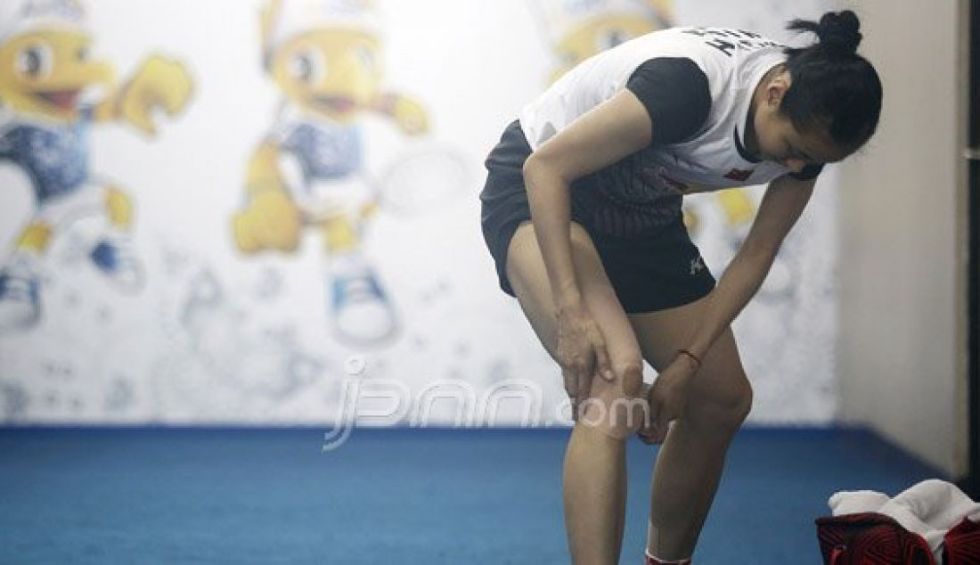 Tunggal putri Tiongkok Wang Yihan melakukan persiapan menjelang pertandingan Kejuaraan BCA Indonesia Open Super Series Premier 2016 di Istora Senayan Jakarta, Jumat (3/6). Wang menang atas tunggal putri Korea Selatan Sung Ji Hyun dengan skor 21-18, 13-21 dan 22-20. Foto : Ricardo/JPNN.com - JPNN.com