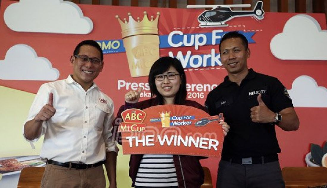 Head of Marketing PT ABC President Indonesia Nurkori (kiri) berbincang dengan pemenang program Cup for Worker Mi Cup ABC Nove Mianti Chandra (tengah) disaksikan HeliCity Business Head PT Whitesky Aviation Ari Nurwanda (kanan) di Jakarta, Jumat (3/6). Promo undian Cup for Worker ini dimaksudkan sebagai penghargaan terhadap konsumen, selama 30 menit pemenang mengelilingi langit Jakarta dari Senayan menuju kediamannya di Graha Bintaro, Serpong. Foto : Ricardo/JPNN.com - JPNN.com