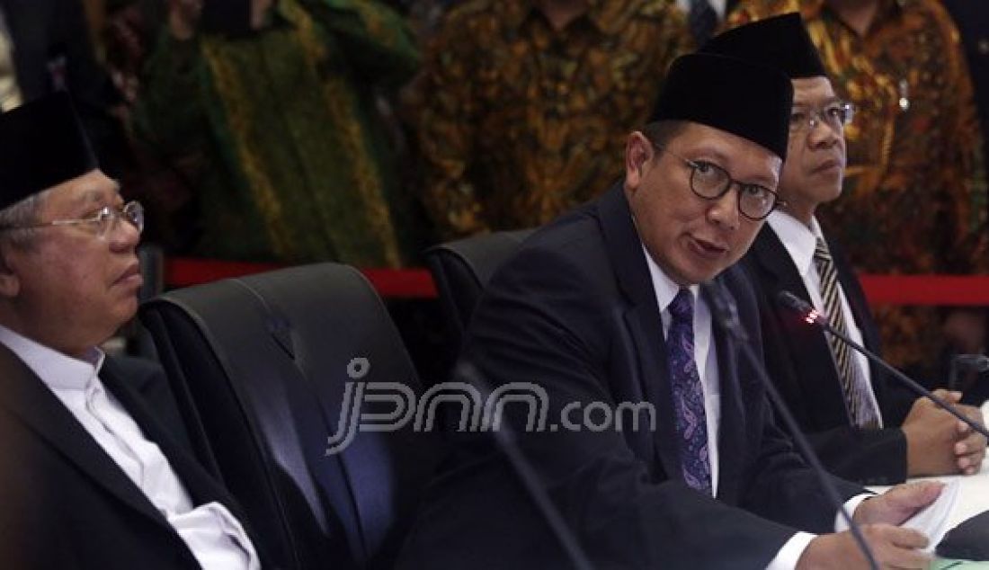 Menteri Agama Lukman Hakim (tengah), Ketua Umum Majelis Ulama Indonesia (MUI) Pusat Maruf Amin (kiri) dan Dirjen Bimas Islam Kemenag Machasin menggelar konferensi pers sidang isbat, Jakarta, Minggu (5/6). Lukman menetapkan 1 ramadhan 1437 H pada hari ini. Foto: Ricardo/JPNN.com - JPNN.com