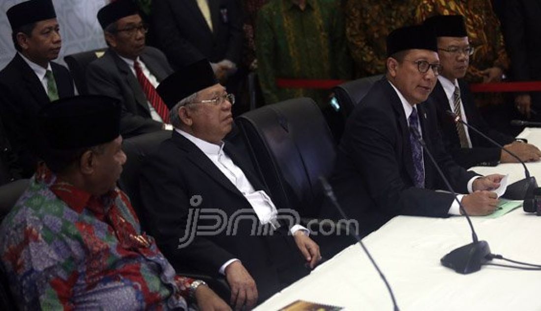 Menteri Agama Lukman Hakim, Ketua Umum Majelis Ulama Indonesia (MUI) Pusat Maruf Amin (kedua kiri), Ketua Komisi VIII DPR Ali Taher (kiri) dan Dirjen Bimas Islam Kemenag Machasin menggelar konferensi pers sidang isbat, Jakarta, Minggu (5/6). Lukman menetapkan 1 ramadhan 1437 H pada hari ini. Foto: Ricardo/JPNN.com - JPNN.com