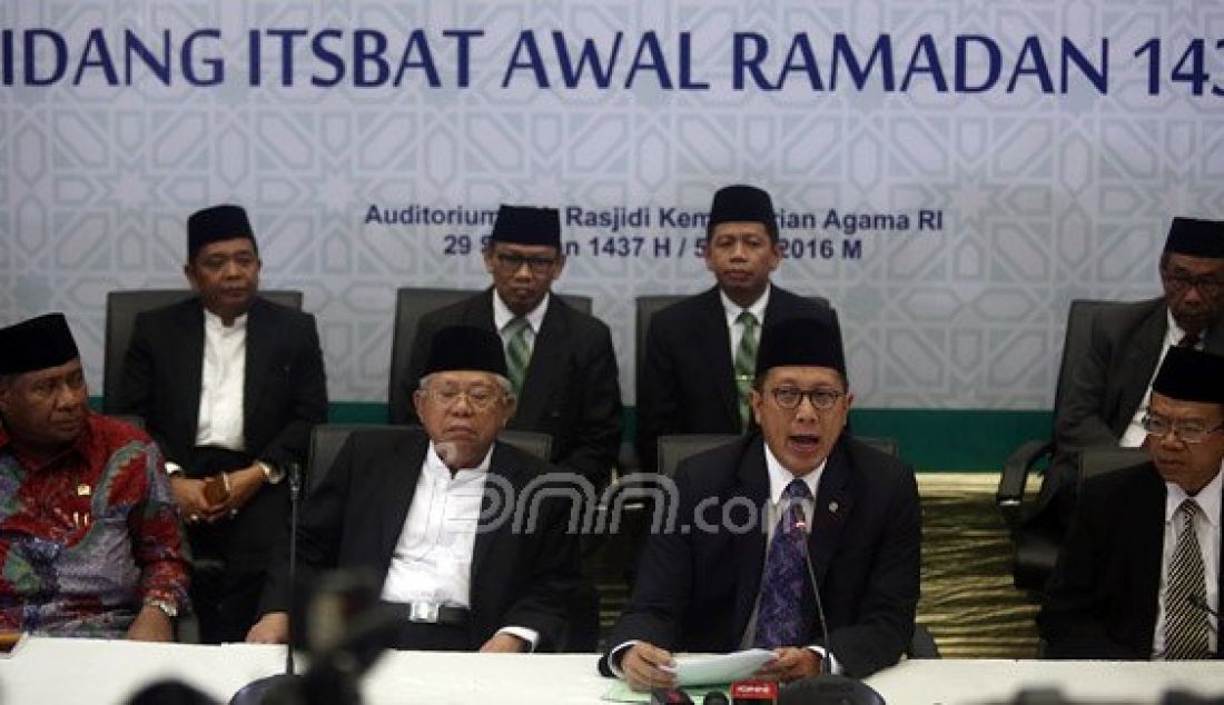 Menteri Agama Lukman Hakim, Ketua Umum Majelis Ulama Indonesia (MUI) Pusat Maruf Amin (kedua kiri), Ketua Komisi VIII DPR Ali Taher (kiri) dan Dirjen Bimas Islam Kemenag Machasin menggelar konferensi pers sidang isbat, Jakarta, Minggu (5/6). Lukman menetapkan 1 ramadhan 1437 H pada hari ini. Foto: Ricardo/JPNN.com - JPNN.com