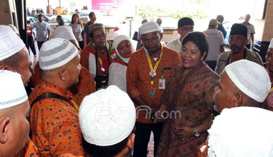 Ketua DPD Partai Perindra Papua Yanni saat menyambut kedatangan 26 jamaah umroh di Terminal 2 Bandara Soekarno-Hatta, Tangerang, Banten, Sabtu (4/6). Jamaah tersebut merupakan rombongan pengurus masjid, pemuka agama, dan anggota majelis taklim ketiga yang diberangkatkan untuk menjalankan ibadah umroh. Foto: Ricardo/JPNN.com - JPNN.com