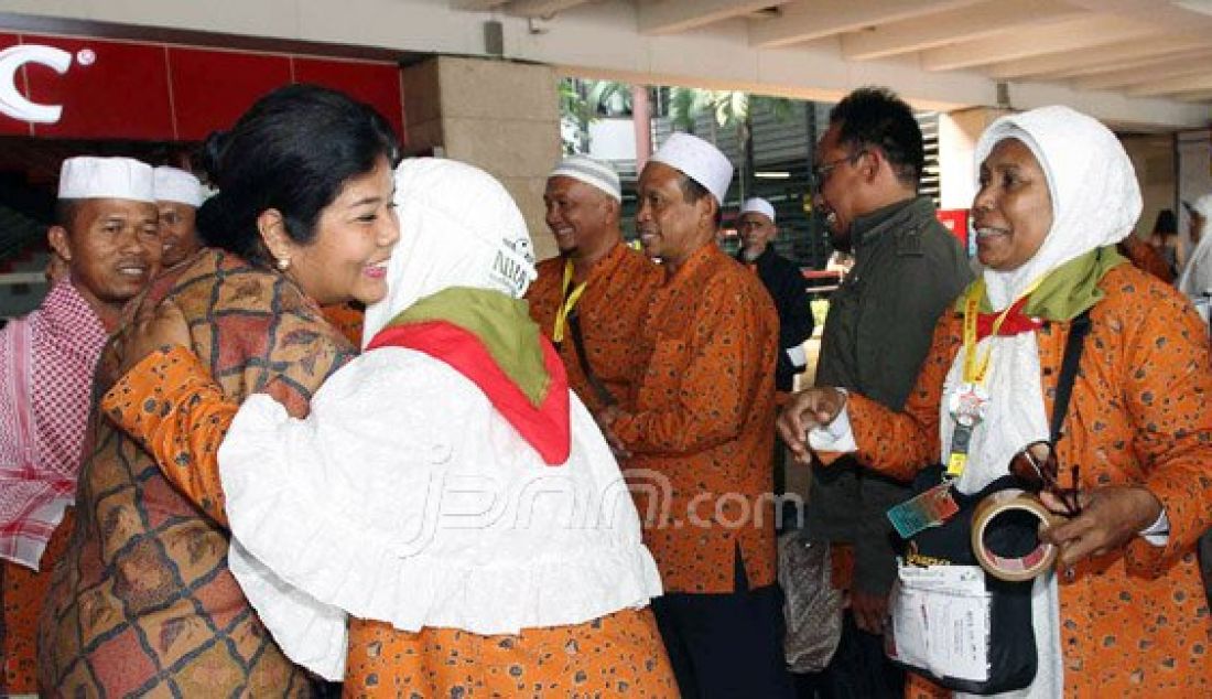 Ketua DPD Partai Perindra Papua Yanni saat menyambut kedatangan 26 jamaah umroh di Terminal 2 Bandara Soekarno-Hatta, Tangerang, Banten, Sabtu (4/6). Jamaah tersebut merupakan rombongan pengurus masjid, pemuka agama, dan anggota majelis taklim ketiga yang diberangkatkan untuk menjalankan ibadah umroh. Foto: Ricardo/JPNN.com - JPNN.com