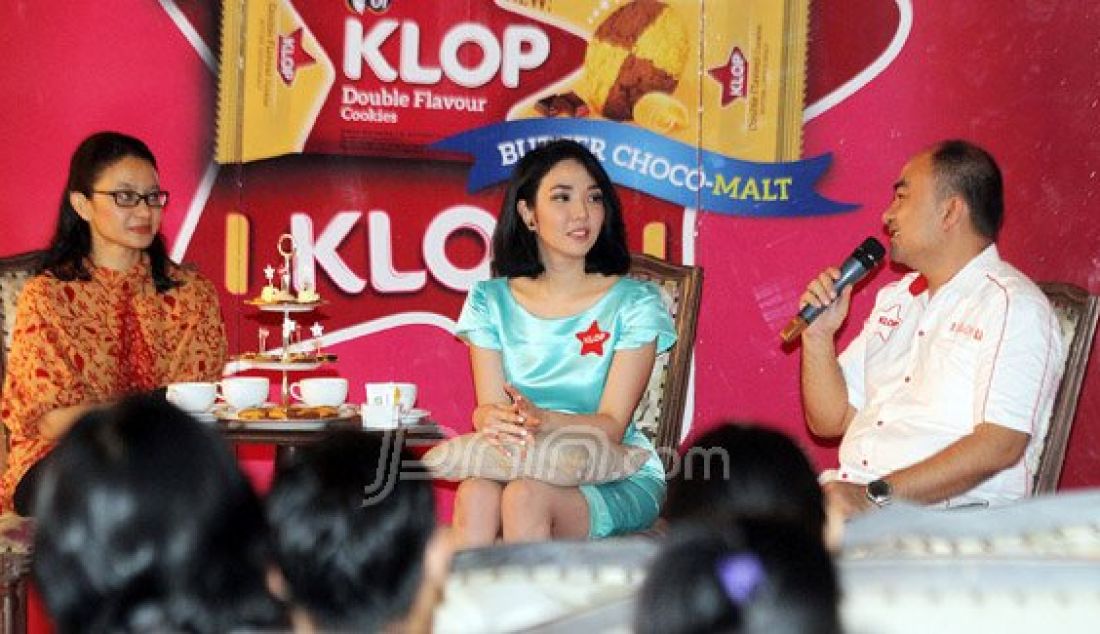 Head of Corporate and Marketing Communication PT OT Harianus Zebua (kanan) bersama Brand Ambassador Klop Gisella Anastasia dan Psikolog Universitas Indonesia Vera Ita biliana pada peluncuran kampanye I Klop U, Jakarta, Kamis (2/6). Klop adalah cookies premium dari OT yang meyatukan dua rasa istimewa dalam satu keping berkualitas terbaik. Foto: Ricardo/JPNN.com - JPNN.com