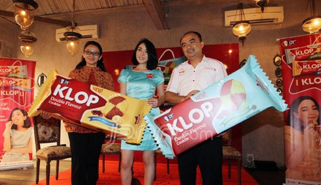 Head of Corporate and Marketing Communication PT OT Harianus Zebua (kanan) bersama Brand Ambassador Klop Gisella Anastasia dan Psikolog Universitas Indonesia Vera Ita biliana pada peluncuran kampanye I Klop U, Jakarta, Kamis (2/6). Klop adalah cookies premium dari OT yang meyatukan dua rasa istimewa dalam satu keping berkualitas terbaik. Foto: Ricardo/JPNN.com - JPNN.com