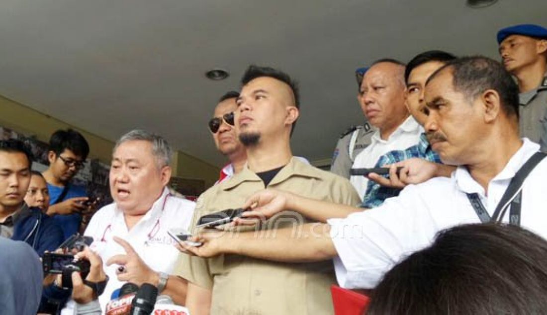 Musikus Ahmad Dhani mendatangi Polda Metro Jaya sekitar pukul 10.30 WIB untuk bertemu dengan Kapolda Metro Jaya Irjen Pol Moechgiyarto, Senin (6/6). Foto: Gilang/JPNN.com - JPNN.com