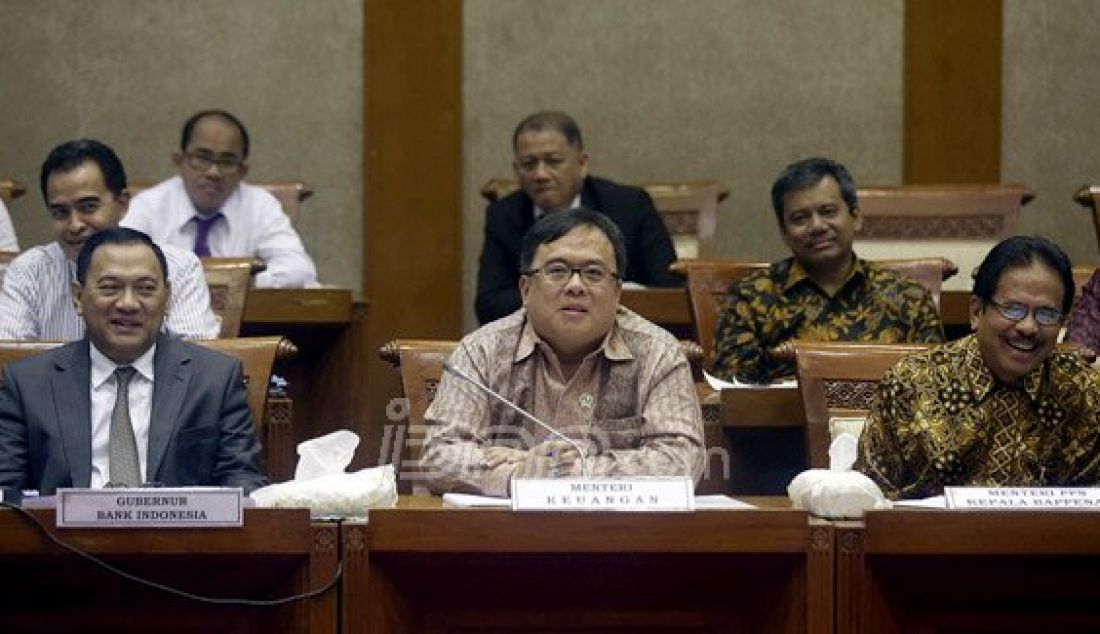 Menkeu Bambang Bambang Brodjonegoro (tengah), Kepala Bappenas Sofyan Djalil (kanan) dan Gubernur Bank Indonesia Agus Martowardojo mengikuti rapat kerja dengan Komisi XI DPR, Jakarta, Senin (6/6). Rapat tersebut membahas asumsi dasar APBN-P 2016 dan target pembangunan. Foto : Ricardo/JPNN.com - JPNN.com