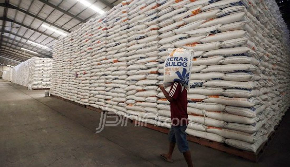 Pekerja mengangkut beras Bulog di Gudang Bulog di kawasan Kelapa Gading, Jakarta Utara, Selasa (7/6). Badan Urusan Logistik (Bulog) memiliki stok beras 2,1 juta ton dan cukup untuk memenuhi tujuh bulan ke depan. Foto: Ricardo/JPNN.com - JPNN.com