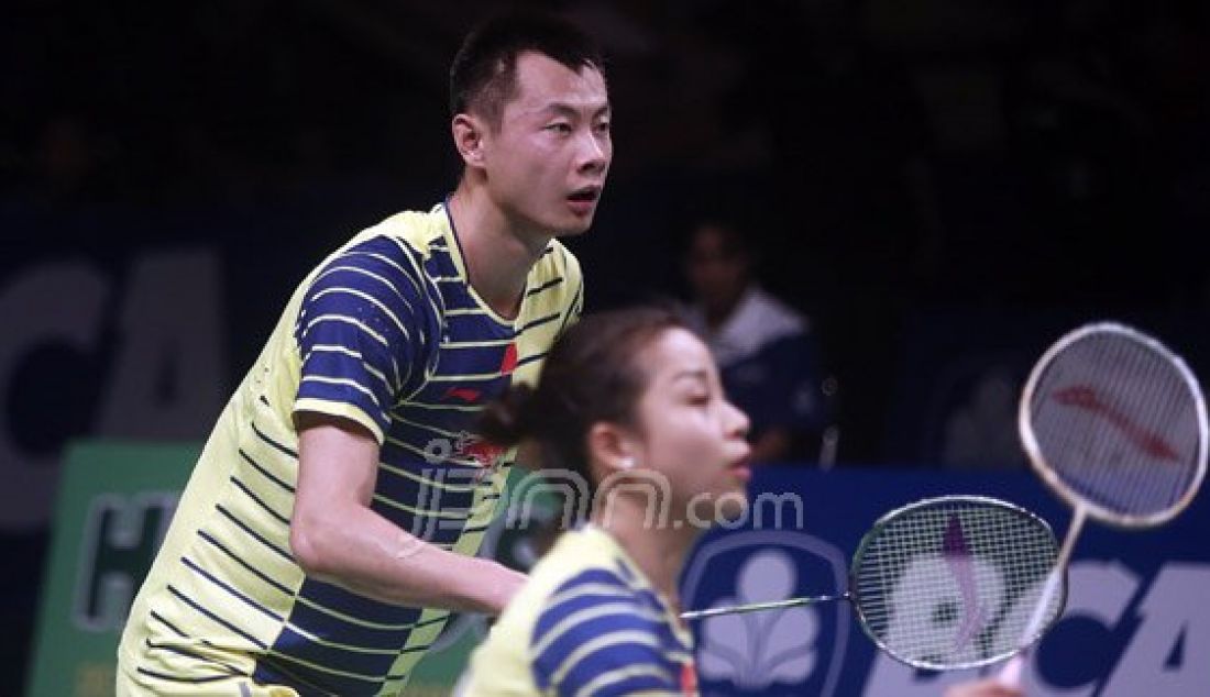 Ganda campuran Tiongkok Xu Chen (kiri) dan MA Jin saat bertanding melawan ganda Korea Selatan Ko Sung Hyun dan Kim Ha Na pada Final Kejuaraan BCA Indonesia Open Super Series Premier 2016 di Istora Senayan Jakarta, Minggu (5/6). Ganda campuran Tiongkk menang atas lawannya dengan skor 21-15, 16-21 dan 21-13. Foto : Ricardo/JPNN.com - JPNN.com