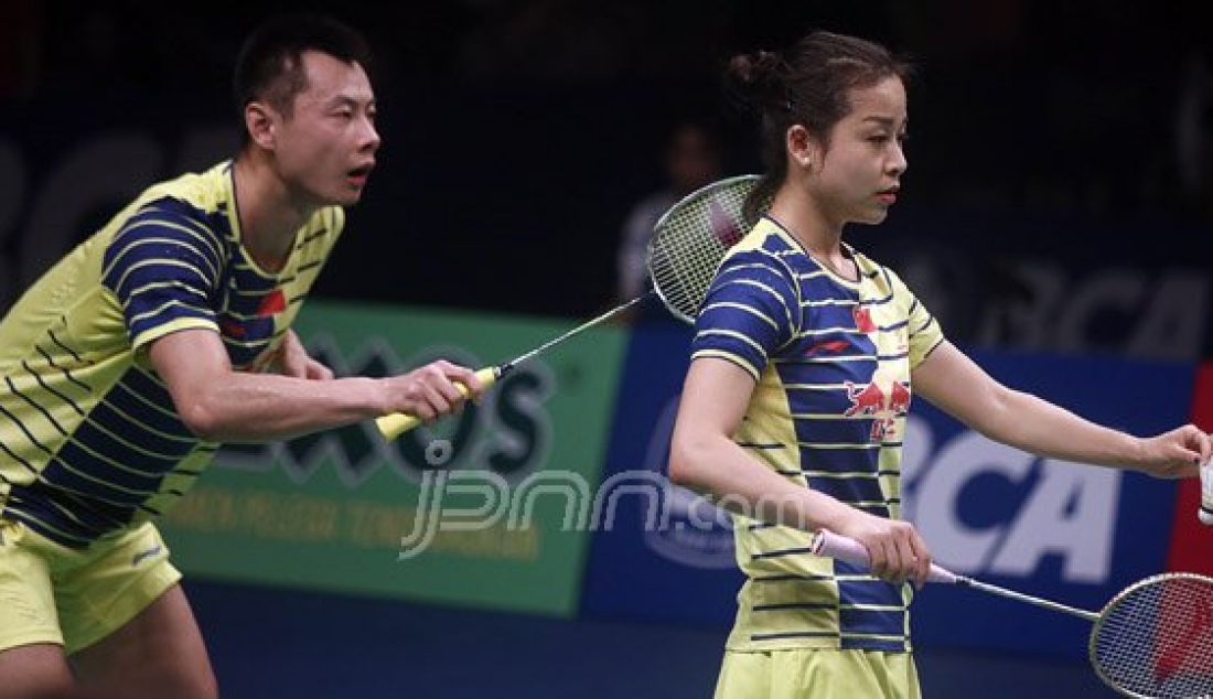 Ganda campuran Tiongkok Xu Chen (kiri) dan MA Jin saat bertanding melawan ganda Korea Selatan Ko Sung Hyun dan Kim Ha Na pada Final Kejuaraan BCA Indonesia Open Super Series Premier 2016 di Istora Senayan Jakarta, Minggu (5/6). Ganda campuran Tiongkk menang atas lawannya dengan skor 21-15, 16-21 dan 21-13. Foto : Ricardo/JPNN.com - JPNN.com