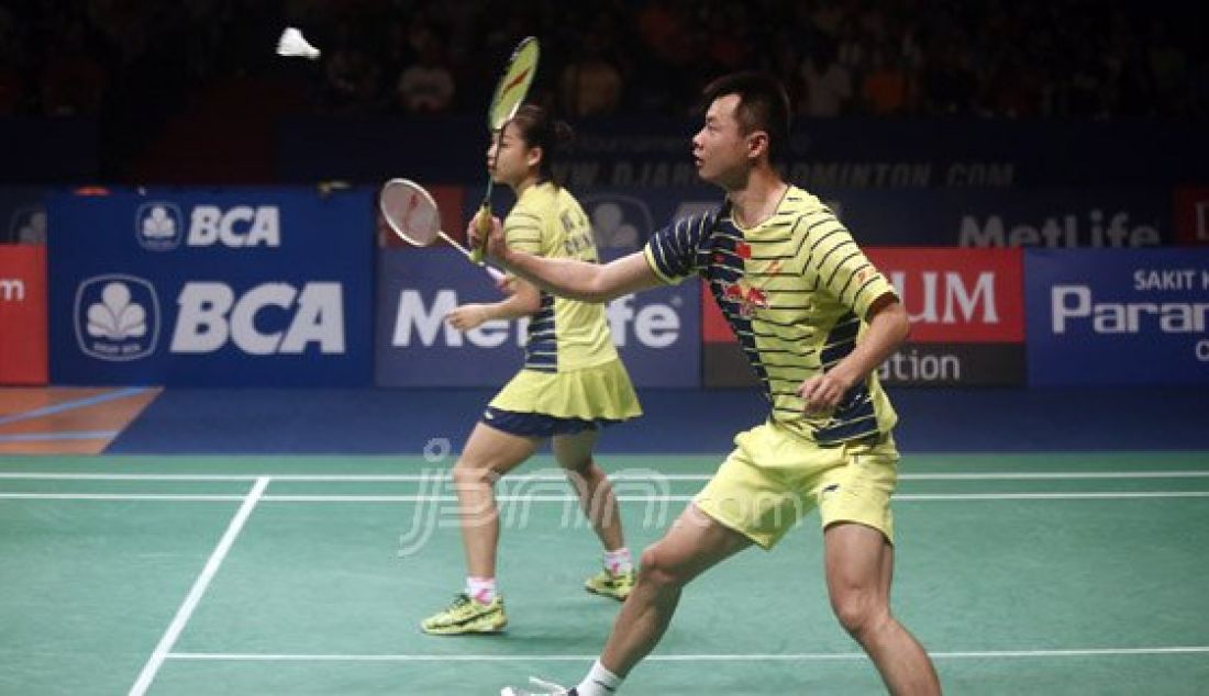 Ganda campuran Tiongkok Xu Chen (kanan) dan MA Jin saat bertanding melawan ganda Korea Selatan Ko Sung Hyun dan Kim Ha Na pada Final Kejuaraan BCA Indonesia Open Super Series Premier 2016 di Istora Senayan Jakarta, Minggu (5/6). Ganda campuran Tiongkk menang atas lawannya dengan skor 21-15, 16-21 dan 21-13. Foto : Ricardo/JPNN.com - JPNN.com