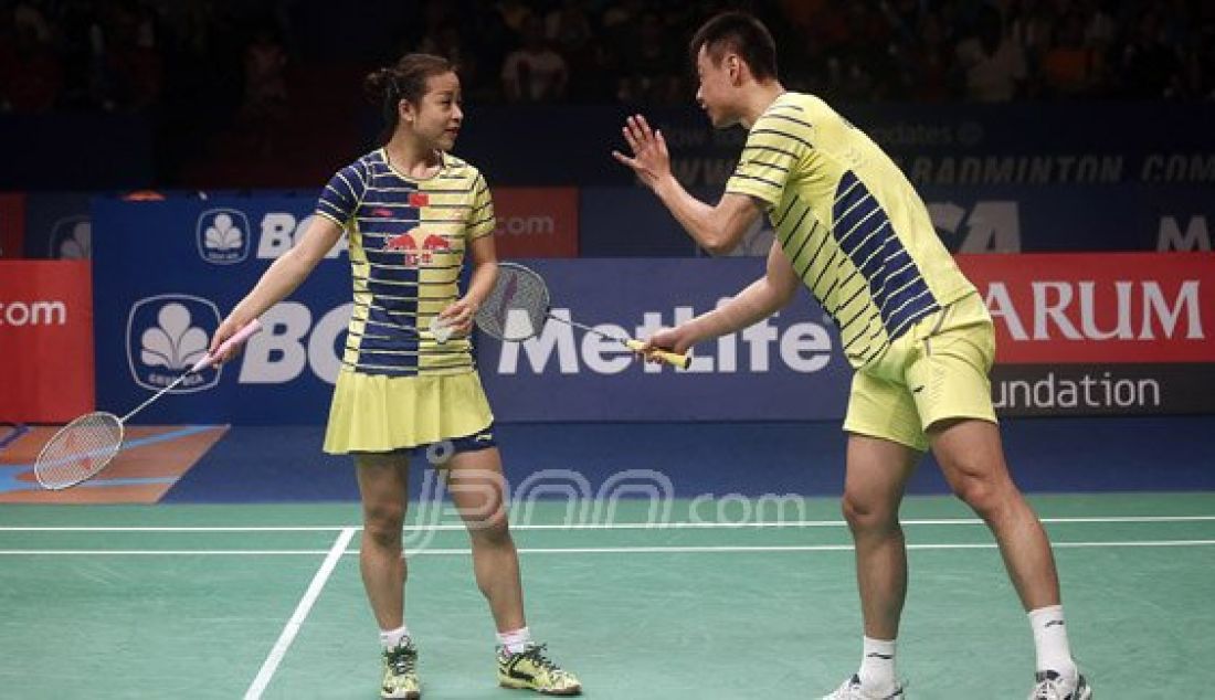 Ganda campuran Tiongkok Xu Chen (kanan) dan MA Jin saat bertanding melawan ganda Korea Selatan Ko Sung Hyun dan Kim Ha Na pada Final Kejuaraan BCA Indonesia Open Super Series Premier 2016 di Istora Senayan Jakarta, Minggu (5/6). Ganda campuran Tiongkk menang atas lawannya dengan skor 21-15, 16-21 dan 21-13. Foto : Ricardo/JPNN.com - JPNN.com