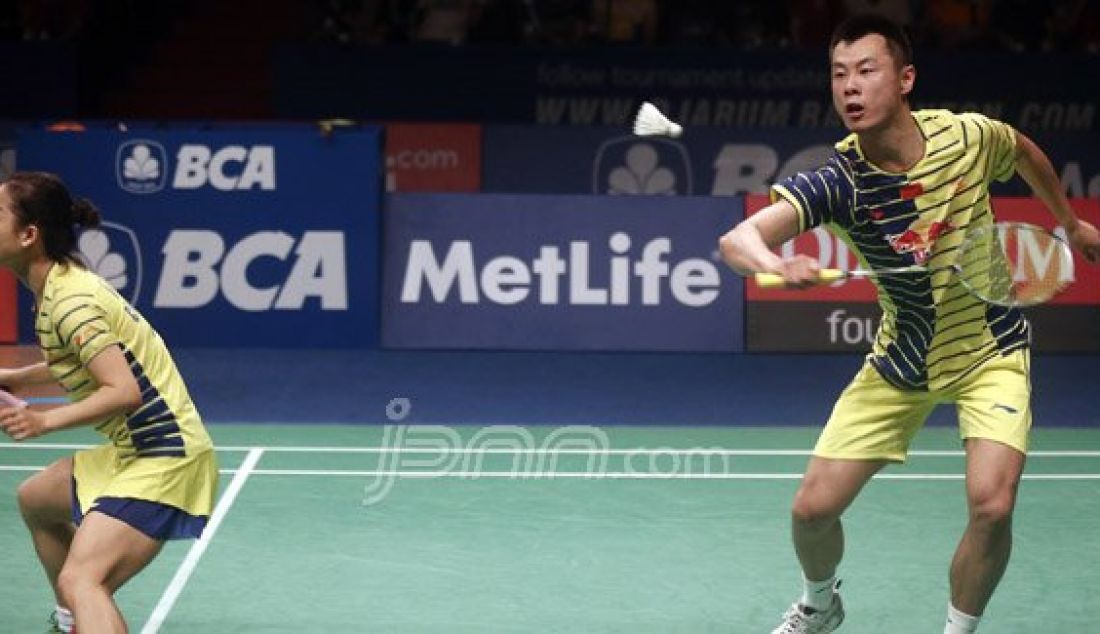 Ganda campuran Tiongkok Xu Chen (kanan) dan MA Jin saat bertanding melawan ganda Korea Selatan Ko Sung Hyun dan Kim Ha Na pada Final Kejuaraan BCA Indonesia Open Super Series Premier 2016 di Istora Senayan Jakarta, Minggu (5/6). Ganda campuran Tiongkk menang atas lawannya dengan skor 21-15, 16-21 dan 21-13. Foto : Ricardo/JPNN.com - JPNN.com