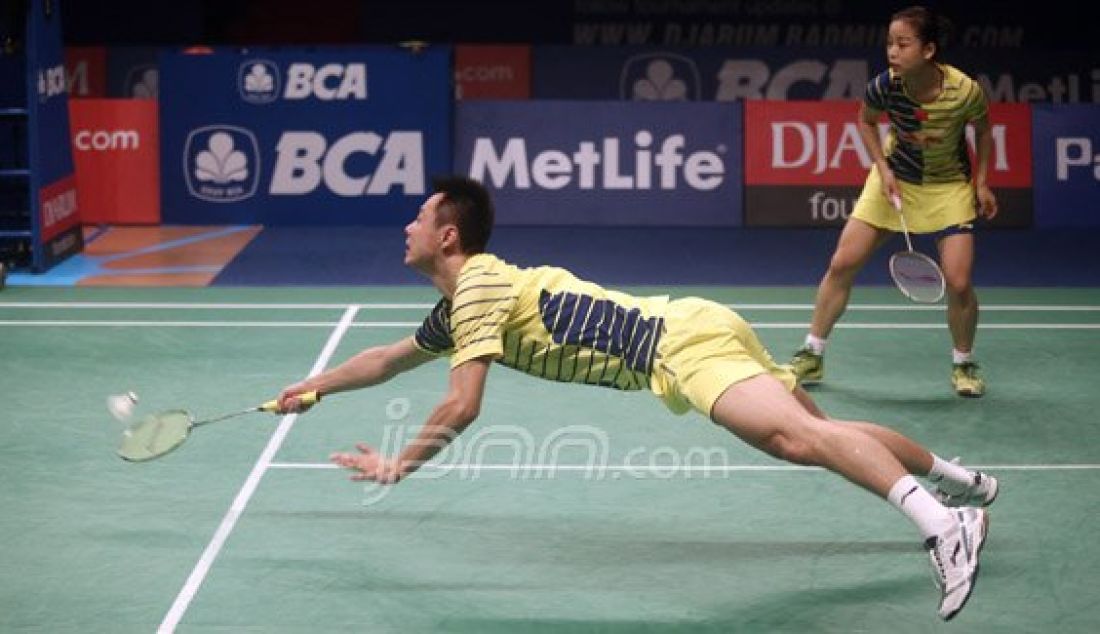 Ganda campuran Tiongkok Xu Chen (kiri) dan MA Jin saat bertanding melawan ganda Korea Selatan Ko Sung Hyun dan Kim Ha Na pada Final Kejuaraan BCA Indonesia Open Super Series Premier 2016 di Istora Senayan Jakarta, Minggu (5/6). Ganda campuran Tiongkk menang atas lawannya dengan skor 21-15, 16-21 dan 21-13. Foto : Ricardo/JPNN.com - JPNN.com