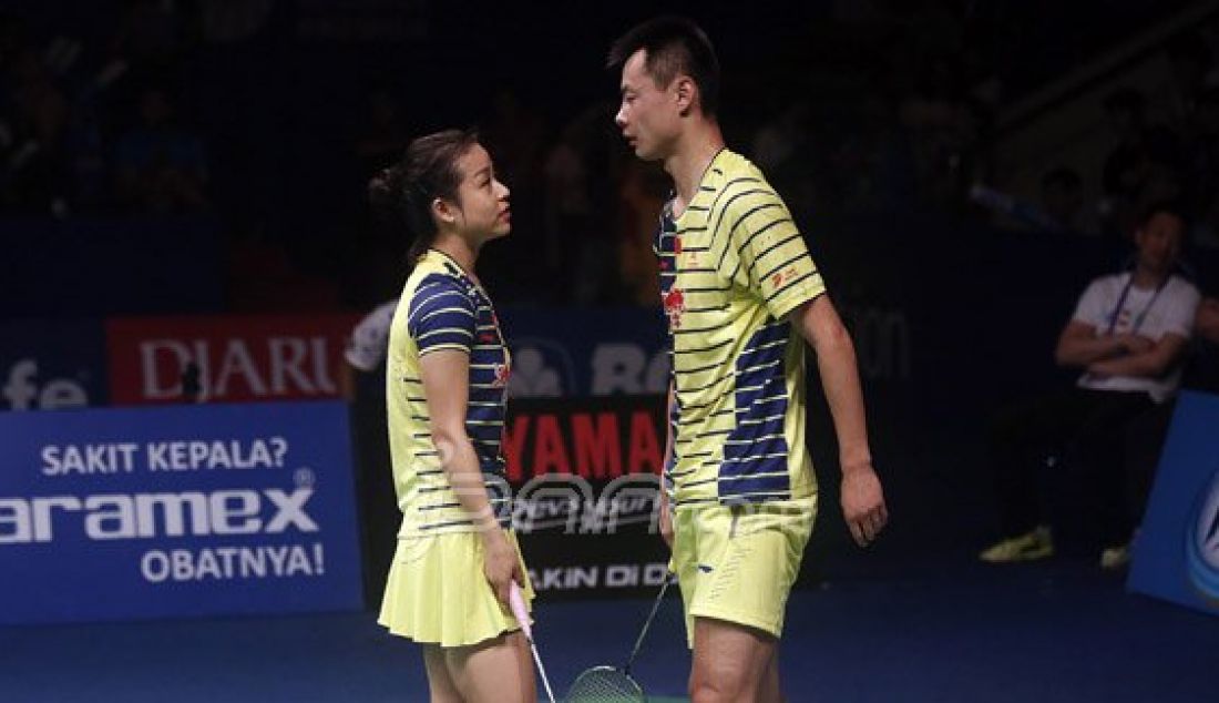 Ganda campuran Tiongkok Xu Chen (kanan) dan MA Jin saat bertanding melawan ganda Korea Selatan Ko Sung Hyun dan Kim Ha Na pada Final Kejuaraan BCA Indonesia Open Super Series Premier 2016 di Istora Senayan Jakarta, Minggu (5/6). Ganda campuran Tiongkk menang atas lawannya dengan skor 21-15, 16-21 dan 21-13. Foto : Ricardo/JPNN.com - JPNN.com