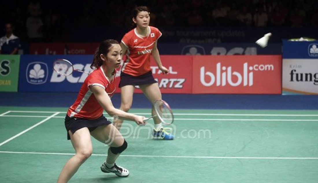 Ganda putri Jepang Misaki Matsutomo (kiri) dan Ayaka Takahashi saat bertanding melawan ganda putri Tiongkok Tang Yuanting dan Yu Yang pada Final Kejuaraan BCA Indonesia Open Super Series Premier 2016 di Istora Senayan Jakarta, Minggu (5/6). Ganda putri Jepang menang atas lawannya dengan skor 21-15, 8-21 dan 21-15. Foto : Ricardo/JPNN.com - JPNN.com