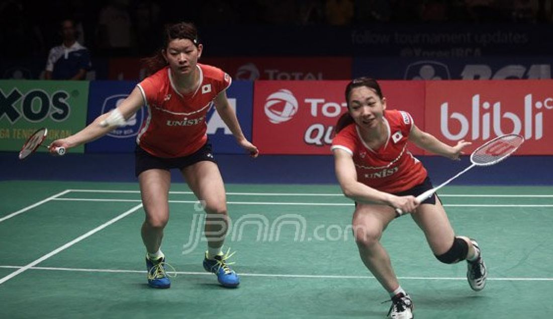 Ganda putri Jepang Misaki Matsutomo (kanan) dan Ayaka Takahashi saat bertanding melawan ganda putri Tiongkok Tang Yuanting dan Yu Yang pada Final Kejuaraan BCA Indonesia Open Super Series Premier 2016 di Istora Senayan Jakarta, Minggu (5/6). Ganda putri Jepang menang atas lawannya dengan skor 21-15, 8-21 dan 21-15. Foto : Ricardo/JPNN.com - JPNN.com