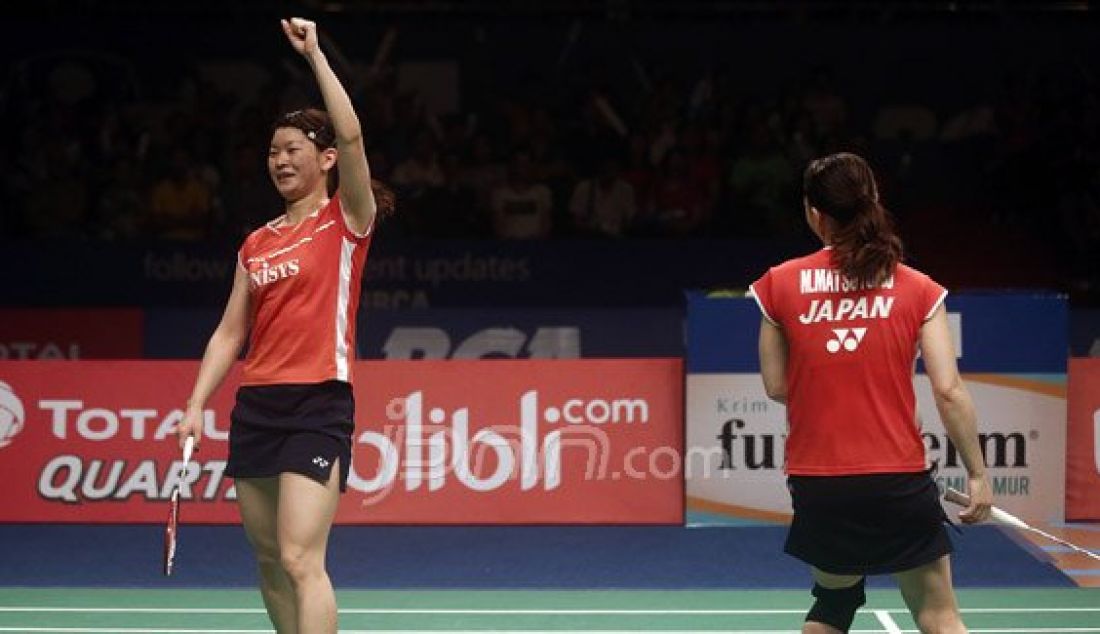 Ganda putri Jepang Misaki Matsutomo (kanan) dan Ayaka Takahashi saat bertanding melawan ganda putri Tiongkok Tang Yuanting dan Yu Yang pada Final Kejuaraan BCA Indonesia Open Super Series Premier 2016 di Istora Senayan Jakarta, Minggu (5/6). Ganda putri Jepang menang atas lawannya dengan skor 21-15, 8-21 dan 21-15. Foto : Ricardo/JPNN.com - JPNN.com