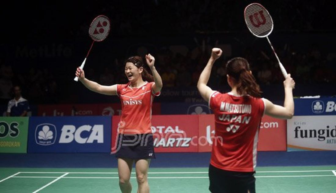 Ganda putri Jepang Misaki Matsutomo (kanan) dan Ayaka Takahashi saat bertanding melawan ganda putri Tiongkok Tang Yuanting dan Yu Yang pada Final Kejuaraan BCA Indonesia Open Super Series Premier 2016 di Istora Senayan Jakarta, Minggu (5/6). Ganda putri Jepang menang atas lawannya dengan skor 21-15, 8-21 dan 21-15. Foto : Ricardo/JPNN.com - JPNN.com