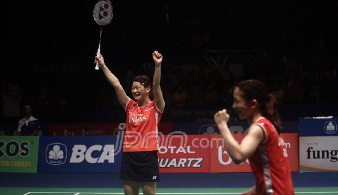 Ganda putri Jepang Misaki Matsutomo (kanan) dan Ayaka Takahashi saat bertanding melawan ganda putri Tiongkok Tang Yuanting dan Yu Yang pada Final Kejuaraan BCA Indonesia Open Super Series Premier 2016 di Istora Senayan Jakarta, Minggu (5/6). Ganda putri Jepang menang atas lawannya dengan skor 21-15, 8-21 dan 21-15. Foto : Ricardo/JPNN.com - JPNN.com