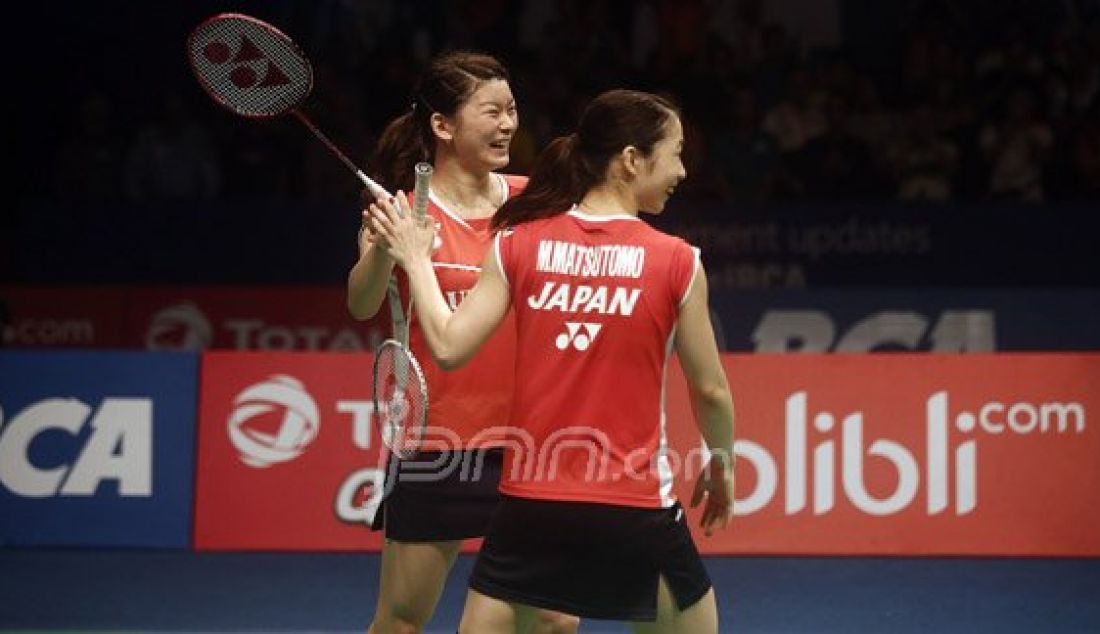 Ganda putri Jepang Misaki Matsutomo (kanan) dan Ayaka Takahashi saat bertanding melawan ganda putri Tiongkok Tang Yuanting dan Yu Yang pada Final Kejuaraan BCA Indonesia Open Super Series Premier 2016 di Istora Senayan Jakarta, Minggu (5/6). Ganda putri Jepang menang atas lawannya dengan skor 21-15, 8-21 dan 21-15. Foto : Ricardo/JPNN.com - JPNN.com