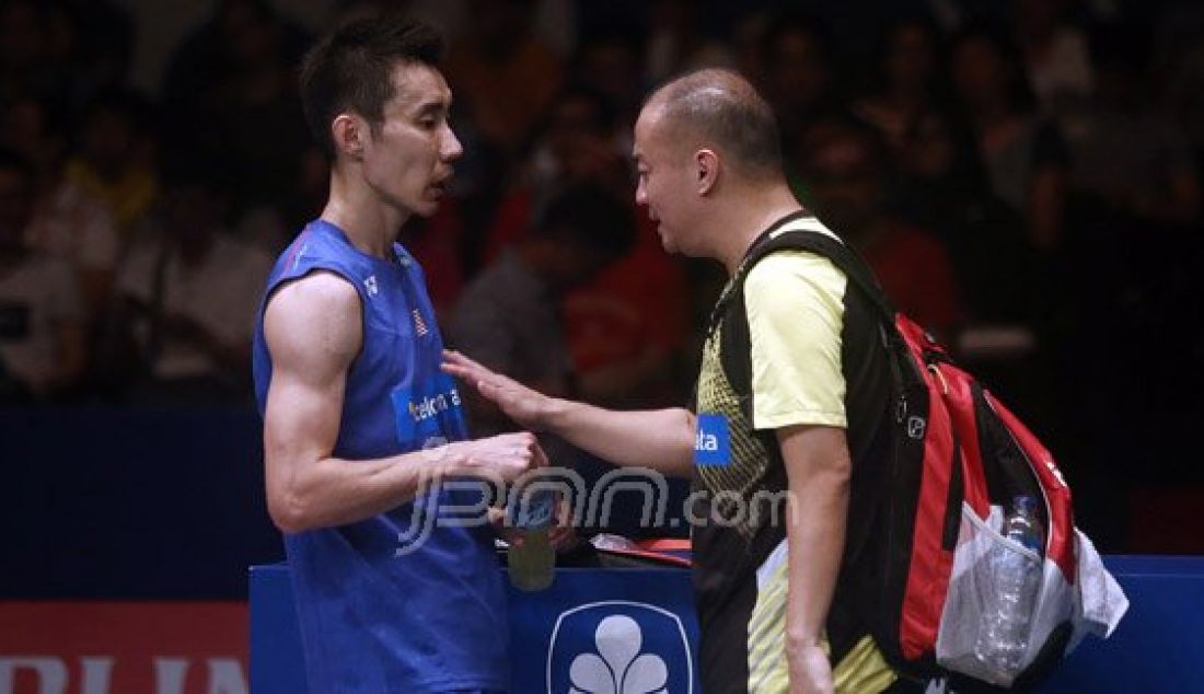 Tunggal putra Malaysia Lee Chong Wei saat mendengarkan instruksi pelatih disela istirahat pada Final Kejuaraan BCA Indonesia Open Super Series Premier 2016 di Istora Senayan Jakarta, Minggu (5/6). Lee Chong Wei menang atas tunggal putra Denmark Jan O Jorgensen dengan skor 17-21, 21-19 dan 21-17. Foto : Ricardo/JPNN.com - JPNN.com