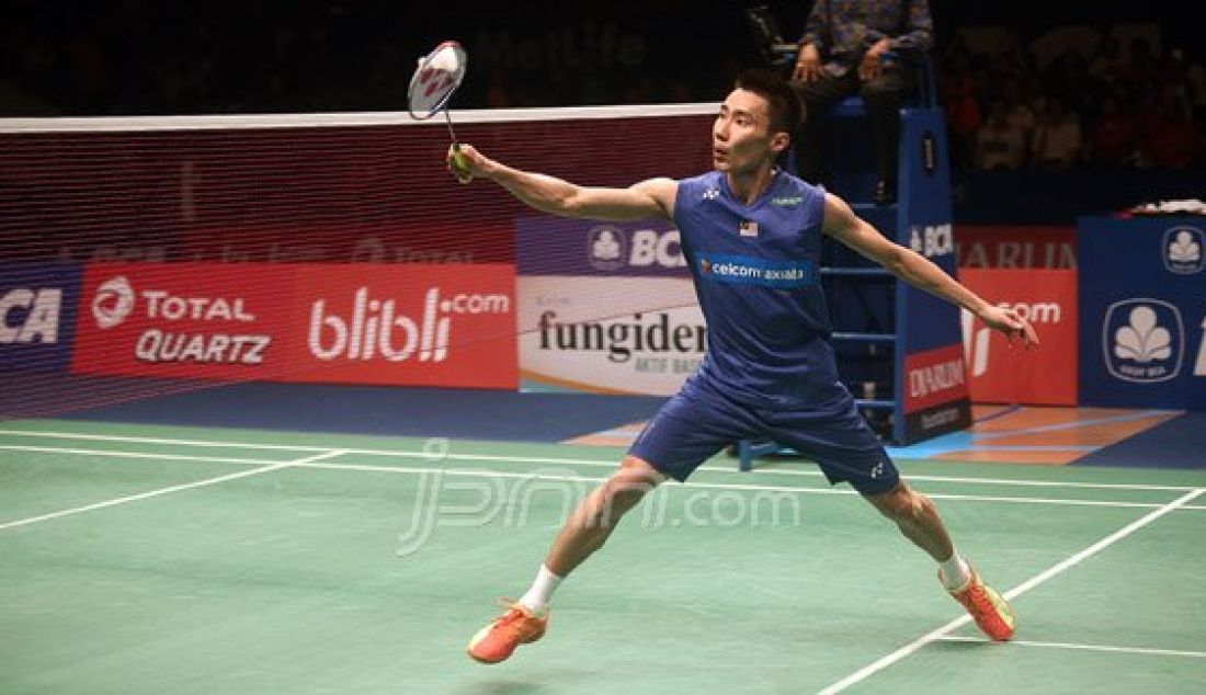 Tunggal putra Malaysia Lee Chong Wei saat bertanding melawan tunggal putra Denmark Jan O Jorgensen pada Final Kejuaraan BCA Indonesia Open Super Series Premier 2016 di Istora Senayan Jakarta, Minggu (5/6). Lee Chong Wei menang atas lawannya dengan skor 17-21, 21-19 dan 21-17. Foto : Ricardo/JPNN.com - JPNN.com