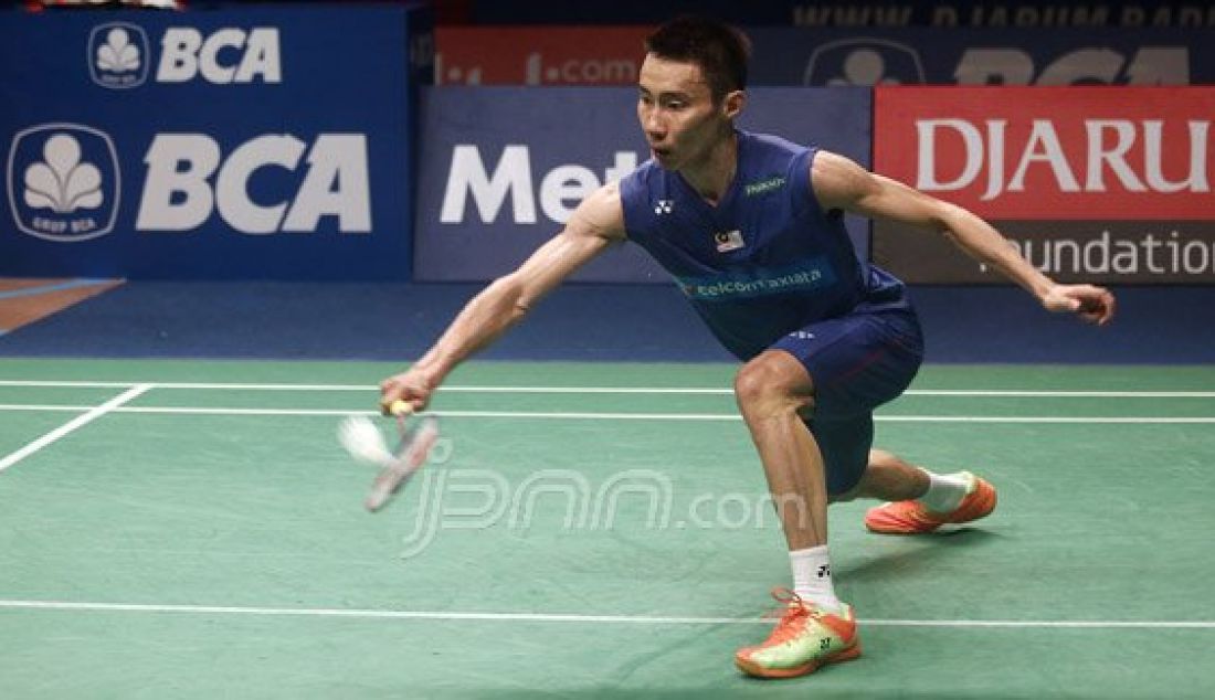 Tunggal putra Malaysia Lee Chong Wei saat bertanding melawan tunggal putra Denmark Jan O Jorgensen pada Final Kejuaraan BCA Indonesia Open Super Series Premier 2016 di Istora Senayan Jakarta, Minggu (5/6). Lee Chong Wei menang atas lawannya dengan skor 17-21, 21-19 dan 21-17. Foto : Ricardo/JPNN.com - JPNN.com