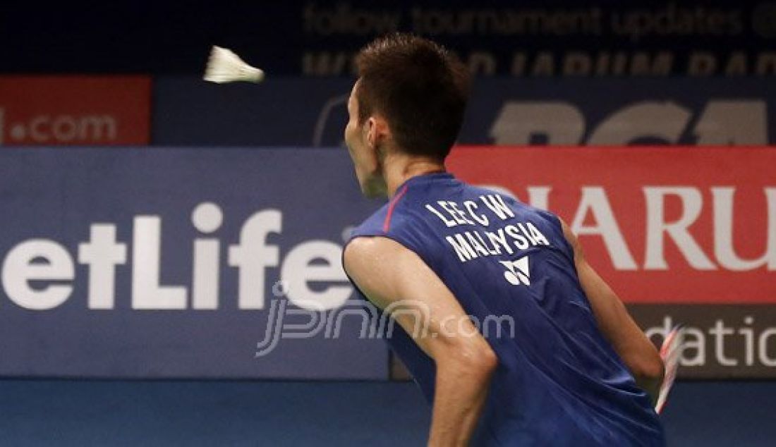 Tunggal putra Malaysia Lee Chong Wei saat bertanding melawan tunggal putra Denmark Jan O Jorgensen pada Final Kejuaraan BCA Indonesia Open Super Series Premier 2016 di Istora Senayan Jakarta, Minggu (5/6). Lee Chong Wei menang atas lawannya dengan skor 17-21, 21-19 dan 21-17. Foto : Ricardo/JPNN.com - JPNN.com