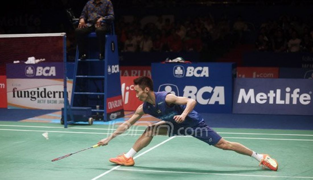 Tunggal putra Malaysia Lee Chong Wei saat bertanding melawan tunggal putra Denmark Jan O Jorgensen pada Final Kejuaraan BCA Indonesia Open Super Series Premier 2016 di Istora Senayan Jakarta, Minggu (5/6). Lee Chong Wei menang atas lawannya dengan skor 17-21, 21-19 dan 21-17. Foto : Ricardo/JPNN.com - JPNN.com