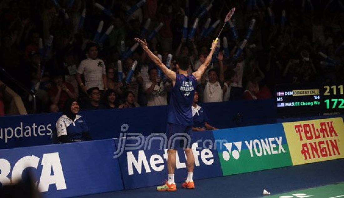 Tunggal putra Malaysia Lee Chong Wei saat bertanding melawan tunggal putra Denmark Jan O Jorgensen pada Final Kejuaraan BCA Indonesia Open Super Series Premier 2016 di Istora Senayan Jakarta, Minggu (5/6). Lee Chong Wei menang atas lawannya dengan skor 17-21, 21-19 dan 21-17. Foto : Ricardo/JPNN.com - JPNN.com