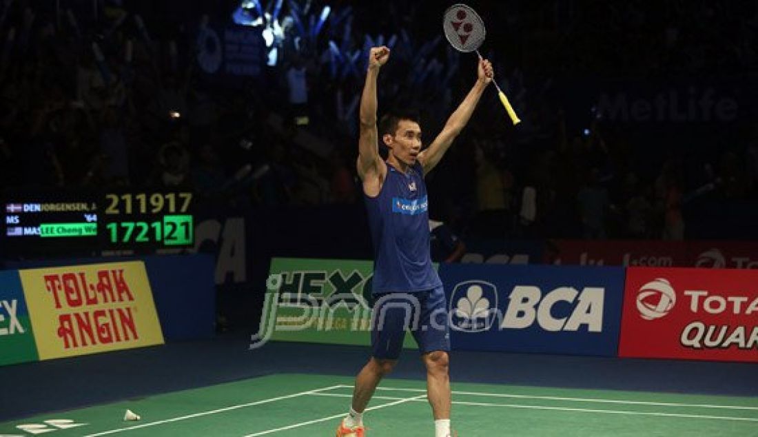 Tunggal putra Malaysia Lee Chong Wei saat bertanding melawan tunggal putra Denmark Jan O Jorgensen pada Final Kejuaraan BCA Indonesia Open Super Series Premier 2016 di Istora Senayan Jakarta, Minggu (5/6). Lee Chong Wei menang atas lawannya dengan skor 17-21, 21-19 dan 21-17. Foto : Ricardo/JPNN.com - JPNN.com