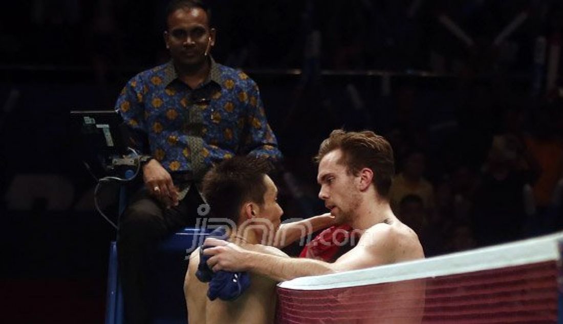 Tunggal putra Malaysia Lee Chong Wei saat bertukaran baju dengan tunggal putra Denmark Jan O Jorgensen pada Final Kejuaraan BCA Indonesia Open Super Series Premier 2016 di Istora Senayan Jakarta, Minggu (5/6). Lee Chong Wei menang atas lawannya dengan skor 17-21, 21-19 dan 21-17. Foto : Ricardo/JPNN.com - JPNN.com