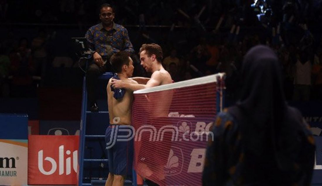 Tunggal putra Malaysia Lee Chong Wei saat bertukaran baju dengan tunggal putra Denmark Jan O Jorgensen pada Final Kejuaraan BCA Indonesia Open Super Series Premier 2016 di Istora Senayan Jakarta, Minggu (5/6). Lee Chong Wei menang atas lawannya dengan skor 17-21, 21-19 dan 21-17. Foto : Ricardo/JPNN.com - JPNN.com