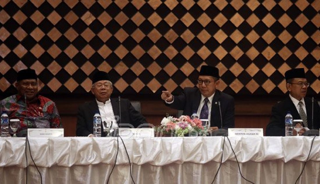 Menteri Agama Lukman Hakim (kedua kanan), Ketua Umum Majelis Ulama Indonesia (MUI) Pusat Maruf Amin (kedua kiri), Ketua Komisi VIII DPR Ali Taher (kiri) dan Dirjen Bimas Islam Kemenag Machasin saat memimpin sidang isbat di Kantor Kementerian Agama, Jakarta, Minggu (5/6). Foto : Ricardo/JPNN.com - JPNN.com