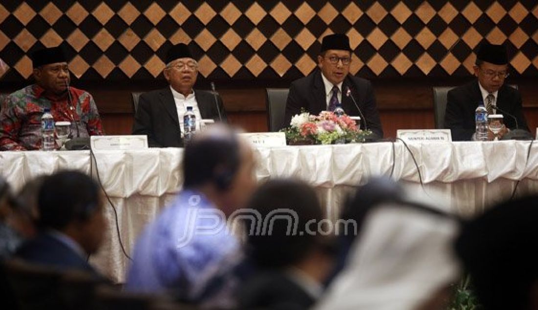 Menteri Agama Lukman Hakim (kedua kanan), Ketua Umum Majelis Ulama Indonesia (MUI) Pusat Maruf Amin (kedua kiri), Ketua Komisi VIII DPR Ali Taher (kiri) dan Dirjen Bimas Islam Kemenag Machasin saat memimpin sidang isbat di Kantor Kementerian Agama, Jakarta, Minggu (5/6). Foto : Ricardo/JPNN.com - JPNN.com