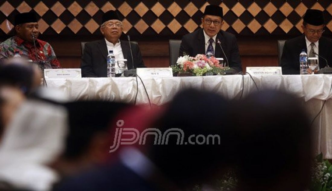 Menteri Agama Lukman Hakim (kedua kanan), Ketua Umum Majelis Ulama Indonesia (MUI) Pusat Maruf Amin (kedua kiri), Ketua Komisi VIII DPR Ali Taher (kiri) dan Dirjen Bimas Islam Kemenag Machasin saat memimpin sidang isbat di Kantor Kementerian Agama, Jakarta, Minggu (5/6). Foto : Ricardo/JPNN.com - JPNN.com