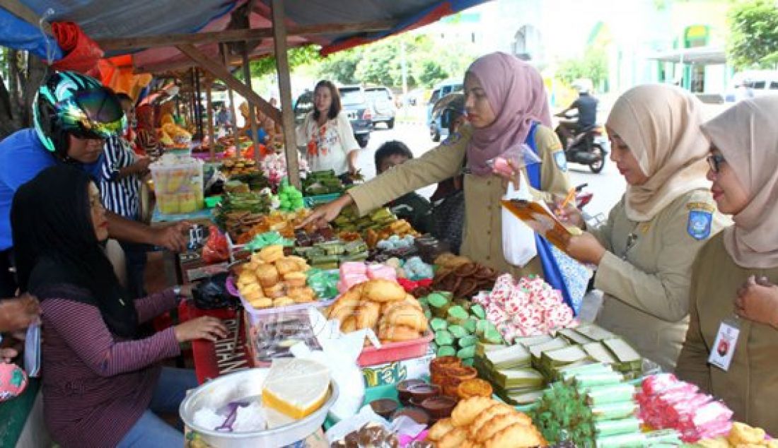 Dinas Kesehatan Pemkot Ternate saat mengambil sampel kue dan makanan siap saji yang dijual pedagang musiman di kawasan Tapak III, Ternate, Selasa (7/6). Uji sampel makanan ini terkait pemeriksaan makanan yang mungkin mengandung zat berbahaya dan diperdagangkan. Foto: Erwin/Malut Pos - JPNN.com