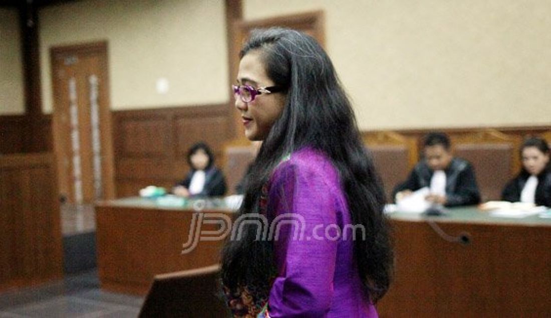 Anggota DPR Damayanti Wisnu Putranto menjalani sidang perdana di Pengadilan Tipikor, Kemayoran, Jakarta, Rabu (8/6). Damayanti didakwa menerima suap dari Dirut PT Windu Tunggal Utama Abdul Khoir untuk memperjuangan proyek anggaran jalan di Maluku pada KemenPU-Pera. Foto: Ricardo/JPNN.com - JPNN.com