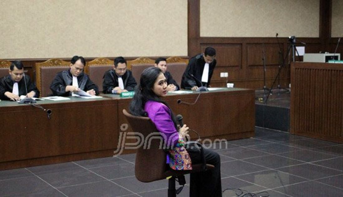 Anggota DPR Damayanti Wisnu Putranto menjalani sidang perdana di Pengadilan Tipikor, Kemayoran, Jakarta, Rabu (8/6). Damayanti didakwa menerima suap dari Dirut PT Windu Tunggal Utama Abdul Khoir untuk memperjuangan proyek anggaran jalan di Maluku pada KemenPU-Pera. Foto: Ricardo/JPNN.com - JPNN.com