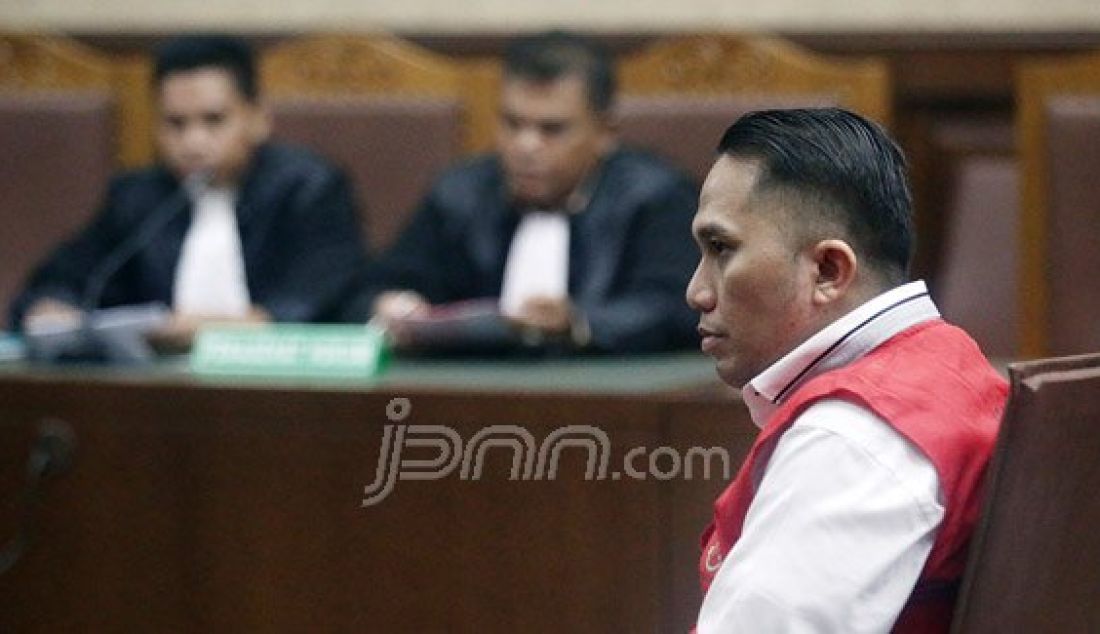 Mantan Anggota DPR Ivan Haz menjalani sidang perdana di Pengadilan Negeri Jakarta Pusat, Jakarta, Rabu (8/6). Ivan didakwa melakukan penganiayaan terhadap pembantunya sendiri. Foto: Ricardo/JPNN.com - JPNN.com