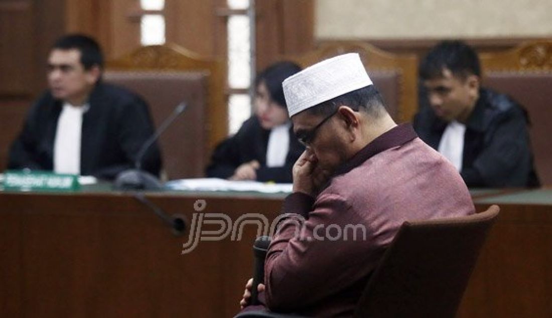 Mantan Wakil Ketua DPRD Sumut Kamaluddin Harahap menjalani sidang putusan di Pengadilan Tipikor, Kemayoran, Jakarta, Rabu (8/6). Kamaluddin divonis empat tahun delapan bulan penjara, denda Rp 200 juta subsider tiga bulan kurungan dan uang pengganti Rp 1,2 miliar. Foto: Ricardo/JPNN.com - JPNN.com