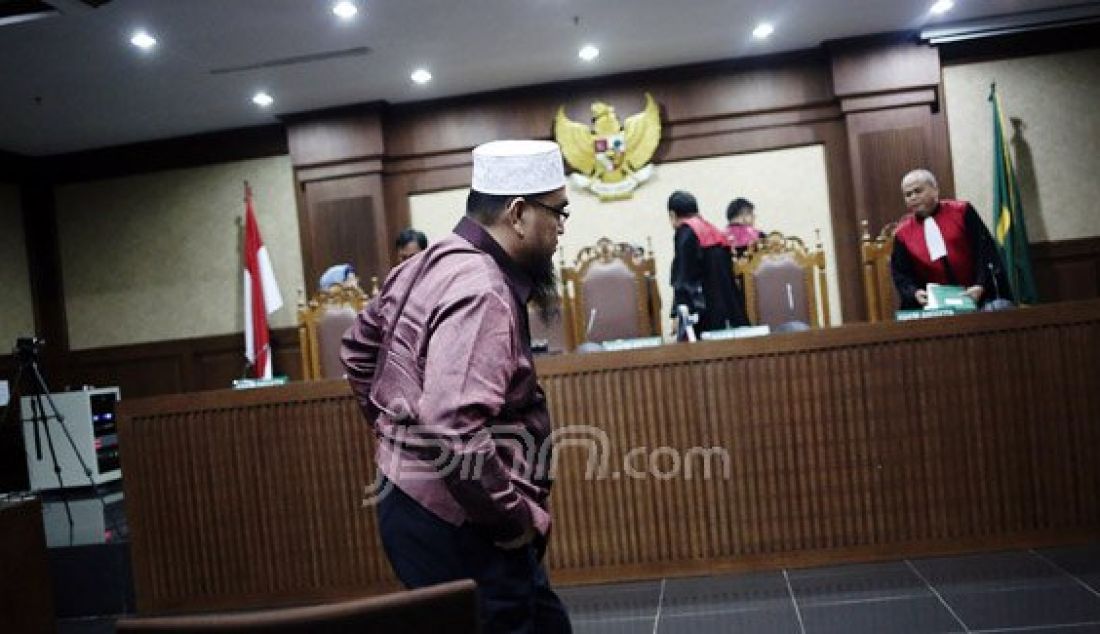 Mantan Wakil Ketua DPRD Sumut Kamaluddin Harahap menjalani sidang putusan di Pengadilan Tipikor, Kemayoran, Jakarta, Rabu (8/6). Kamaluddin divonis empat tahun delapan bulan penjara, denda Rp 200 juta subsider tiga bulan kurungan dan uang pengganti Rp 1,2 miliar. Foto: Ricardo/JPNN.com - JPNN.com