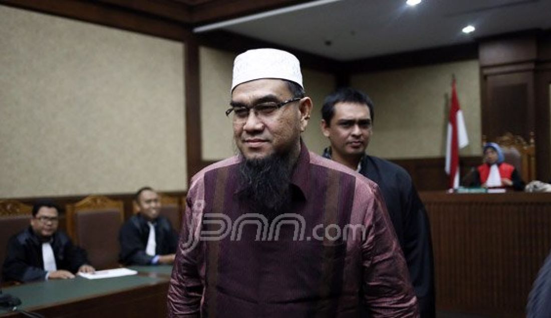 Mantan Wakil Ketua DPRD Sumut Kamaluddin Harahap menjalani sidang putusan di Pengadilan Tipikor, Kemayoran, Jakarta, Rabu (8/6). Kamaluddin divonis empat tahun delapan bulan penjara, denda Rp 200 juta subsider tiga bulan kurungan dan uang pengganti Rp 1,2 miliar. Foto: Ricardo/JPNN.com - JPNN.com