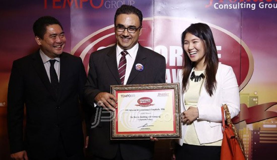 kiri : Steven Mok, Managing Director of Transformation PT Siloam International Hospitals Kailas Nath Raina dan Bella Widjaja berfoto bersama usai mendapatkan penghargaan categori Hospital pada corporate Image Award 2016 di Jakarta, Rabu (8/6). Penilaian berdasarkan quality, performance, responsibility dan attractiveness. Foto : Ricardo/JPNN.com - JPNN.com