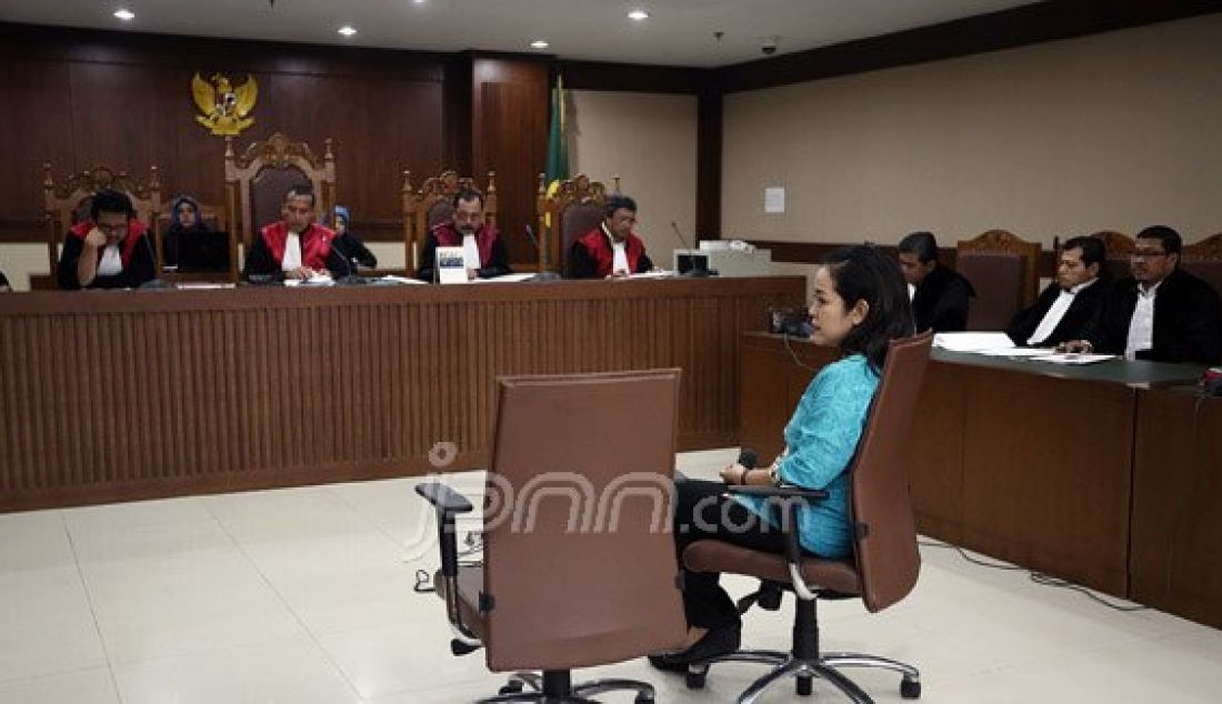 Kolega Anggota DPR Damayanti Wisnu Putranti, Dessy A Edwin menjalani sidang perdana di Pengadilan Tipikor, Kemayoran, Jakarta, Kamis (9/6). Dessy didakwa menerima suap dari Dirut PT Windu Tunggal Utama Abdul Khoir untuk memperjuangan proyek anggaran jalan di Maluku pada KemenPU-Pera. Foto: Ricardo/JPNN.com - JPNN.com