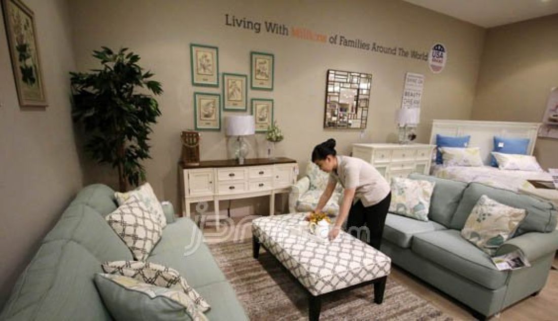 Menjelang lebaran, berbagai furniture rumah menjadi incaran para ibu rumah tangga. Selain furniture model Eropa kini, furniture bergaya scandinavia bisa menjadi inspirasi untuk melengkapi hunian di Living Plaza Jl AP Pettarani, Kamis (9/6). Foto: Nurhadi/FAJAR/JPNN.com - JPNN.com