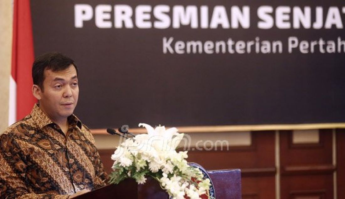 Direktur Utama (Dirut) PT Pindad Silmy Karim memberikan kata sambutan pada peresmian senjata baru di Gedung Kementerian Pertahanan, Jakarta, Kamis (9/6). Senjata baru tersebut Senapan Serbu SS3, Senapan Serbu SS2 subsonic 5,66mm, Sub Machine Gun PM3 dan Pistol G2 Premium. Foto: Ricardo/JPNN.com - JPNN.com